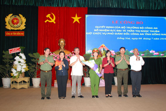 Lãnh đạo Tỉnh ủy, UBND tỉnh và Ban Giám đốc Công an tỉnh  tặng hoa chúc mừng đồng chí Đại tá Trần Thị Ngọc Thuận.