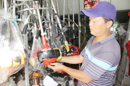 Thị trường máy móc, thiết bị cũ vẫn được bày bán tràn lan thiếu sự quản lý về chất lượng.  Trong ảnh: Cửa hàng kinh doanh máy nông nghiệp cũ tại TP.Biên Hòa.