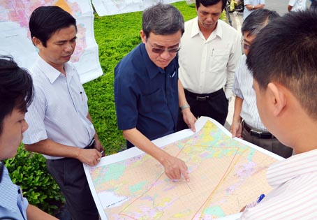 Chủ tịch UBND tỉnh Đinh Quốc Thái (giữa) đang kiểm tra 2 khu tái định cư cho dự án sân bay Long Thành.
