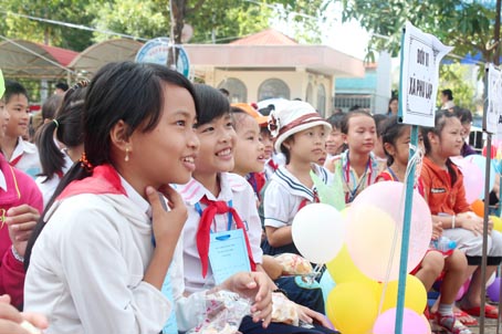  Trẻ em gái huyện Tân Phú tham gia chương trình ‘’Ngày hội tuổi thơ’’ năm 2016.