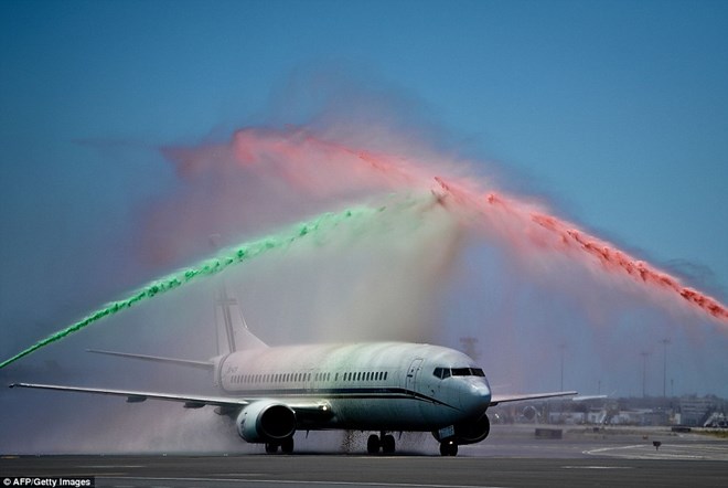 Máy bay chở đội tuyển Bồ Đào Nha vô địch Euro 2016 được chào đón ấn tượng khi hạ cánh xuống Lisbon.