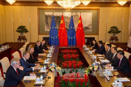  Chủ tịch Hội đồng châu Âu Donald Tusk (thứ 2 trái), Chủ tịch Ủy ban châu Âu Jean-Claude Juncker (trái) trong cuộc gặp với Chủ tịch Trung Quốc Tập Cận Bình (phải) tại Bắc Kinh. AFP/TTXVN