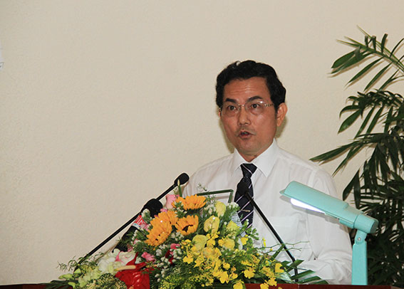 Phó chủ tịch UBND tỉnh Võ Văn Chánh báo cáo tại kỳ họp.