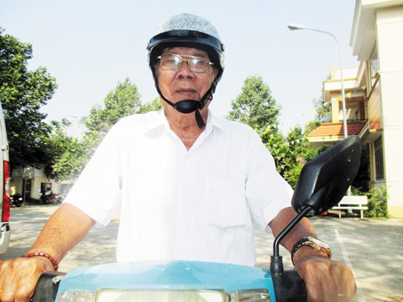 Cụ Trần Văn Túc vẫn một mình xe máy đi ra xã, xuống ấp.