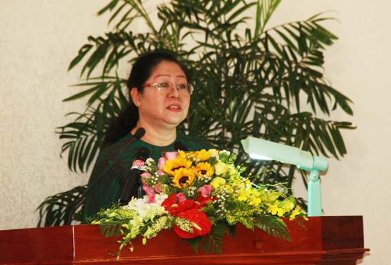 Bà Huỳnh Lệ Giang giải trình với đại biểu kỳ họp về chất lượng giáo dục.