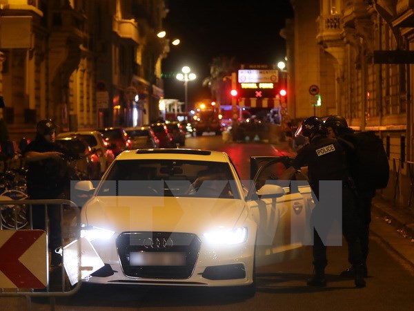 Cảnh sát Pháp kiểm tra an ninh sau vụ tấn công. (Nguồn: AFP/TTXVN)