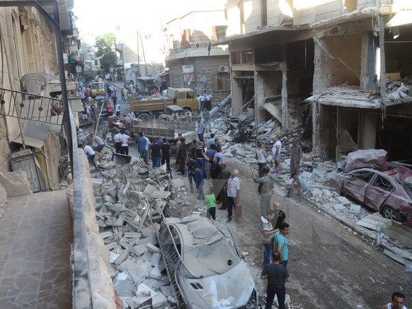 Cảnh đổ nát sau vụ tấn công của phiến quân tại khu vực Aleppo, Syria ngày 11/7. (Nguồn: EPA/TTXVN)