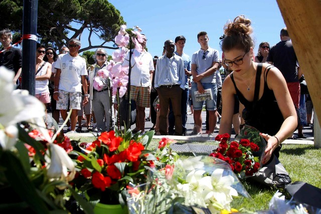 Người dân đặt hoa tưởng nhớ hơn 80 nạn nhân bị chiếc xe tải tấn công ngày 14-7  Ảnh Reuters