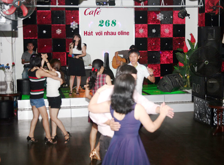 Hát với nhau, khiêu vũ... là một trong những hình thức để duy trì hoạt động tại phòng trà 268 song cũng vắng khách.  Ảnh: V.TRUYÊN