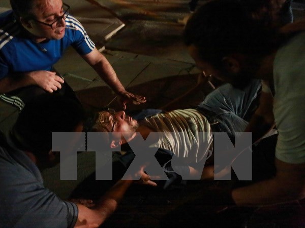 Chuyển người bị thương trên đường phố Ankara trong thời điểm diễn ra đảo chính, ngày 16/7. (Ảnh: AFP/TTXVN)