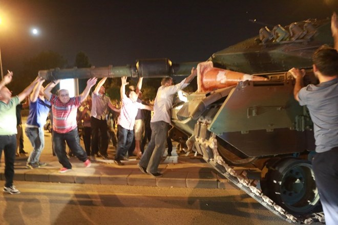 Người dân Thổ Nhĩ Kỳ chặn xe tăng của quân đảo chính ở Ankara. (Nguồn: AFP)