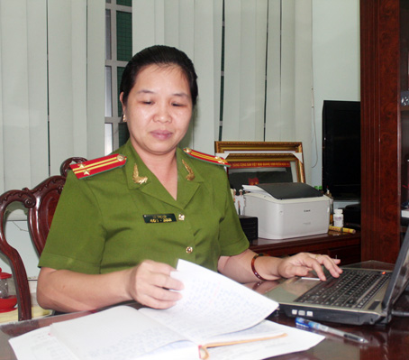 Trung tá Lê Thị Lợi trực đêm tại trụ sở  Công an phường Tân Mai (TP.Biên Hòa).