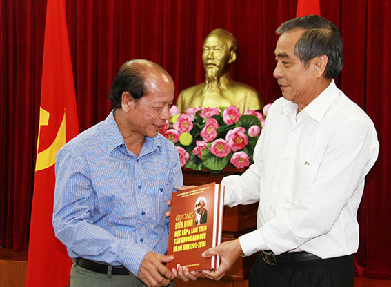 Đồng chí Trần Văn Tư tặng sách về Học tập và làm theo tấm gương đạo đức Hồ Chí Minh cho đoàn Vĩnh Long.