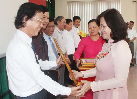 Phó chủ tịch UBND tỉnh Nguyễn Hòa Hiệp tặng bằng khen của UBND tỉnh cho các cá nhân đạt thành tích trong thực hiện bản tin giai đoạn 2010-2015