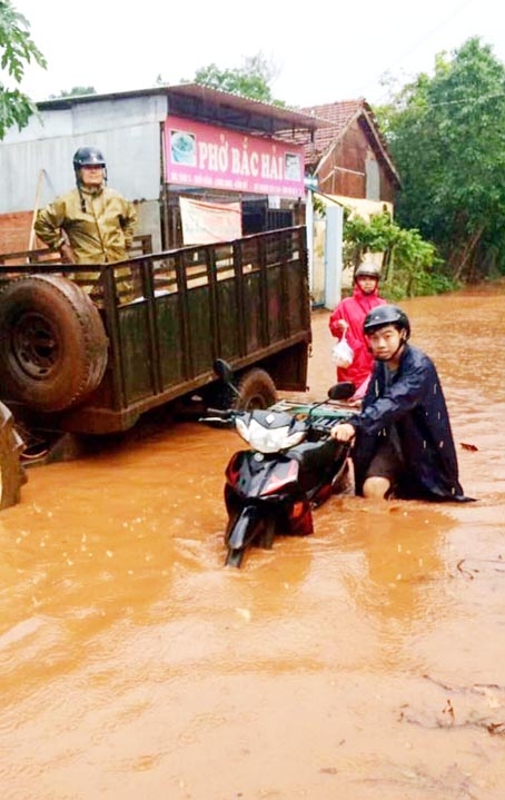 Xe gắn máy 2 bánh cũng phải dắt bộ vì chết máy.