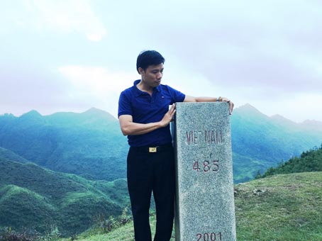 Tác giả bên cột mốc chủ quyền Việt Nam trên đỉnh núi Sơn Vĩ.