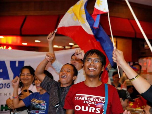 Các nhà hoạt động Philippines mừng rơi nước mắt sau phán quyết lịch sử của PCA ngày 12/7 vừa qua. (Nguồn: Reuters)