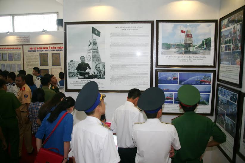 Người dân đến với triển lãm bản đồ và trưng bày tư liệu “Hoàng Sa, Trường Sa của Việt Nam – Những bằng chứng lịch sử và pháp lý” 