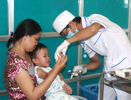 Trẻ bị tai nạn thương tích được điều trị tại Khoa chấn thương chỉnh hình - bỏng (Bệnh viện nhi đồng Đồng Nai).  Ảnh: N.SƠN