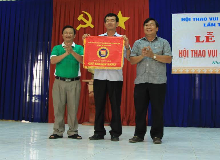 Đồng chí Đặng Mạnh Trung, Trưởng ban Tuyên giáo Tỉnh ủy (bìa phải) trao cờ luân lưu tổ chức hội thao lần thứ IX cho huyện Vĩnh Cửu.