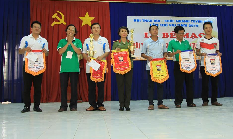  Phó trưởng ban Tuyên giáo Tỉnh ủy Bùi Quang Huy trao giải cho các đơn vị đoạt giải cao ở môn bóng chuyền