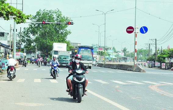 Nhiều xe máy vượt đèn đỏ phổ biến tại nút giao quốc lộ 51 với đường Đinh Quang Ân (xã Phước Tân, TP.Biên Hòa).
