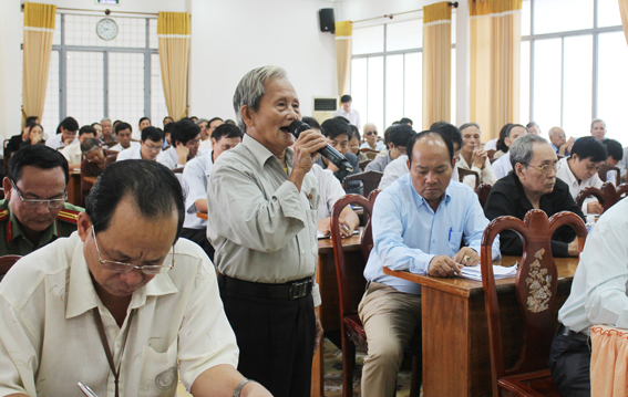 Phát dân phát biểu ý kiến tại huyện Tân Phú.