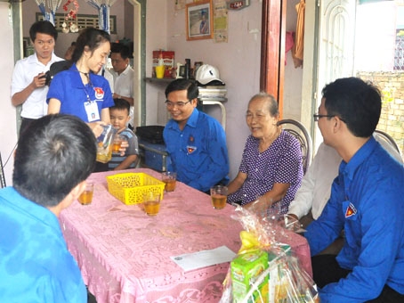 Sinh viên tình nguyện của Trường đại học Đồng Nai đến thăm gia đình có công với cách mạng.