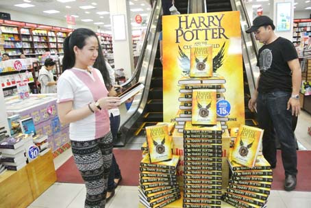  Tập 8 Harry Potter bản tiếng Anh bày bán tại hệ thống nhà sách Fahasa.  Ảnh: T.Kiều