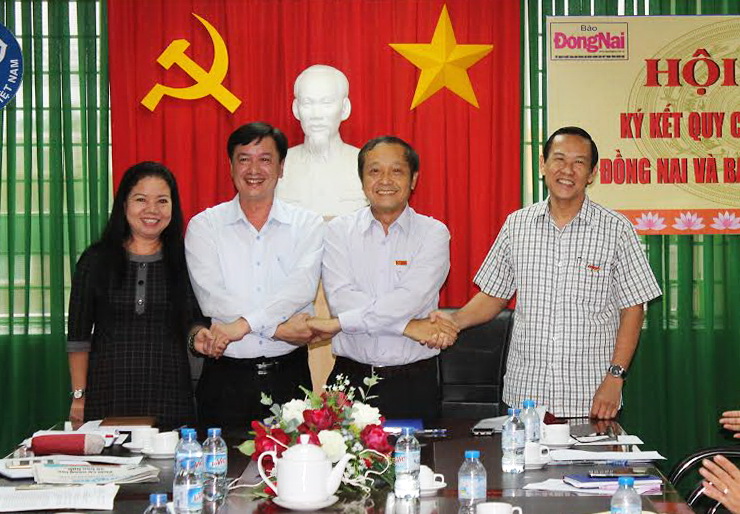 Tổng biên tập Báo Đồng Nai Trần Huy Thanh và Giám đốc BHXH tỉnh Phan Văn Mến, cùng lãnh đạo hai đơn vị ký kết quy chế phối hợp tuyên truyền về BHXH, BHYT