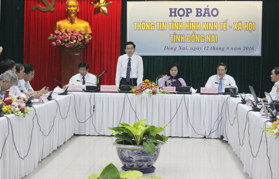  Phó chủ tịch UBND tỉnh Võ Văn Chánh trả lời câu hỏi của phóng viên các báo đài.