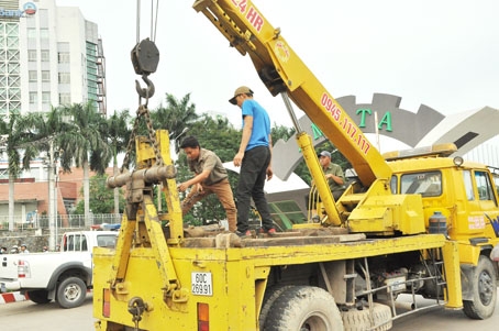 Xe cứu hộ đang đưa chiếc ô tô tải ra khỏi khu vực xảy ra tai nạn giao thông nhằm giải phóng hiện trường.