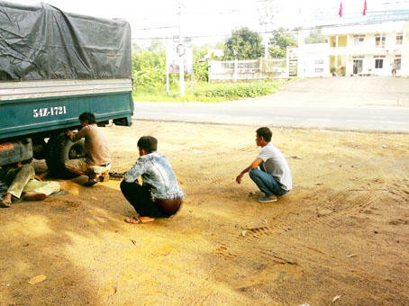 Dịch vụ bảo dưỡng, sửa chữa xe lưu động trước Trung tâm đăng kiểm xe cơ giới của Sở Giao thông - vận tải chi nhánh Định Quán.