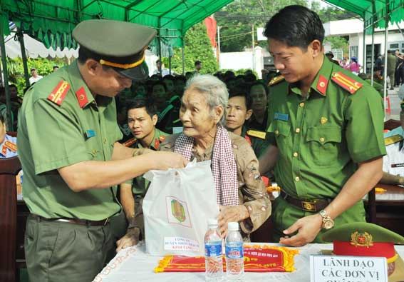 Công an huyện Nhơn Trạch trao quà cho mẹ Việt Nam anh hùng Lê Thị Tươi.