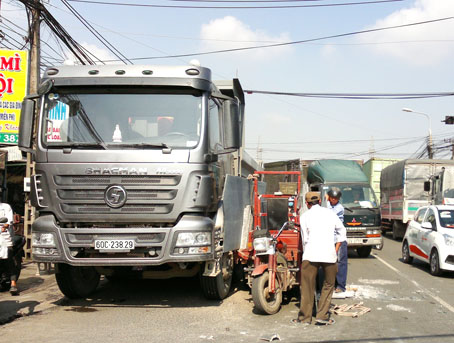 Đường chật, xe đông nên các phương tiện dễ xung đột nhau. Trong ảnh: Xe ba gác va chạm với xe tải gây nên tình trạng ùn tắc tại khu vực vào Khu công nghiệp Loteco.