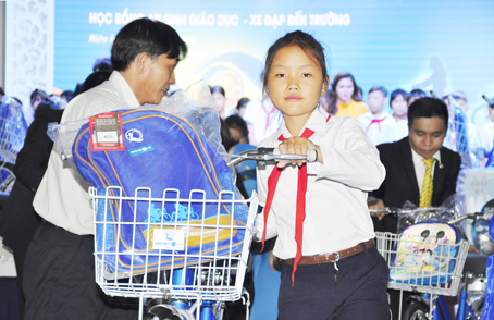 Kỷ niệm 20 năm thành lập, Công ty Bảo Việt Nhân thọ Đồng Nai đã tặng 40 xe đạp, cặp sách cho học sinh nghèo hiếu học trên địa bàn tỉnh. Ảnh: V.C
