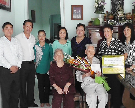 Đồng chí Phan Thị Mỹ Thanh, Phó bí thư Tỉnh ủy tặng quà cho gia đình đồng chí Nguyễn Thế Sanh 