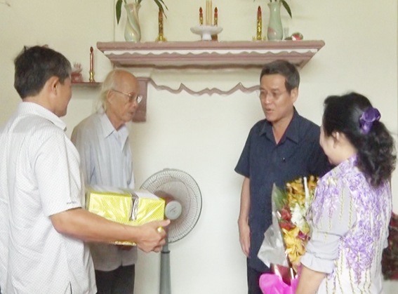 Thay mặt Tỉnh ủy – UBND tỉnh, đồng chí Đinh Quốc Thái đã gửi tặng đến ông một bó hoa tươi thắm cùng một phần quà.