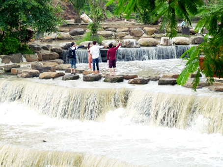 Trekking trên thác Đá Hàn. Ảnh: B.Thuận