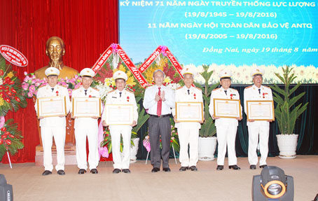 Bí thư Tỉnh ủy Nguyễn Phú Cường trao tặng bằng khen cho các tập thể, cá nhân. Ảnh: T.Tâm