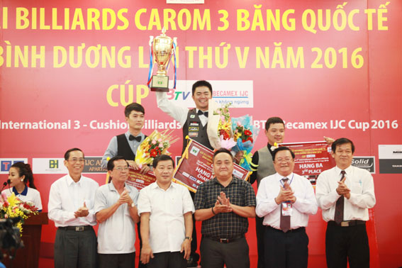 Tay cơ Nguyễn Quốc Nguyện (TP. HCM) nhận cúp vô địch giải.