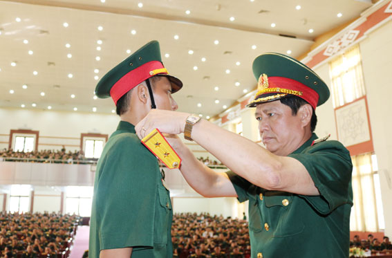 Hiệu trưởng Trường Đại học Nguyễn Huệ  gắn quân hàm sĩ quan cho các học  viên