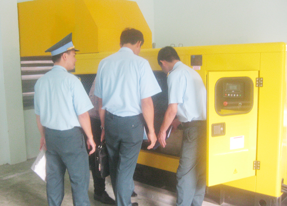 Đoàn kiểm tra tiến hành nghiệm thu hệ thống đèn đêm tại sân bay Biên Hòa.