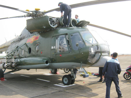 Cán bộ, chiến sĩ Trung đoàn Không quân trực thăng 917 làm công tác chuẩn bị trước khi bay huấn luyện. Ảnh: V.BÍNH