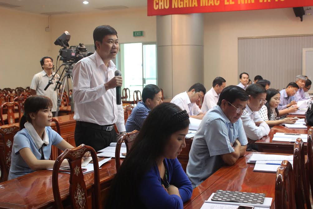 Giám đốc Sở Tư pháp Viên Hồng Tiến, đại biểu HĐND tỉnh khóa 2016-2021, trả lời câu hỏi từ báo cáo viên Nguyễn Thị Quyết Tâm