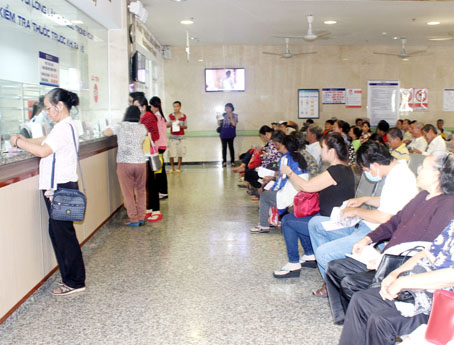 Người dân chờ lĩnh thuốc bảo hiểm y tế tại Bệnh viện đa khoa Đồng Nai. Ảnh: N.Thư
