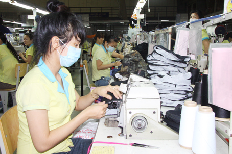 Lao động may mặc tại một doanh nghiệp ở Khu công nghiệp Amata (TP.Biên Hòa). Ảnh: C.Nghĩa