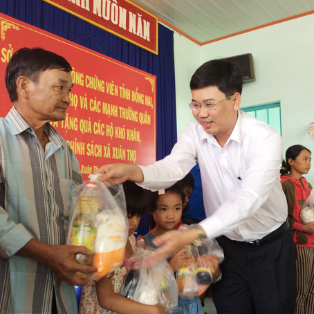 Giám đốc Sở Tư pháp Viên Hồng Tiến tặng quà cho người nghèo xã Xuân Thọ (huyện Xuân Lộc).