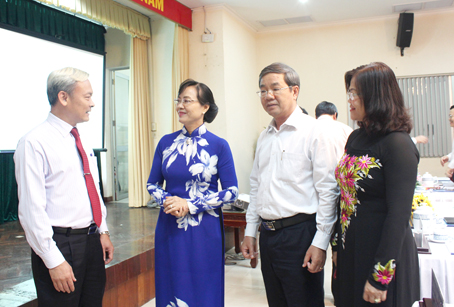Chủ tịch HĐND TP.Hồ Chí Minh Nguyễn Thị Quyết Tâm (thứ 2 từ trái qua) trao đổi với các đồng chí lãnh đạo tỉnh Đồng Nai, cũng là đại biểu HĐND tỉnh nhiệm kỳ 2016-2021, bên lề hội nghị tập huấn.