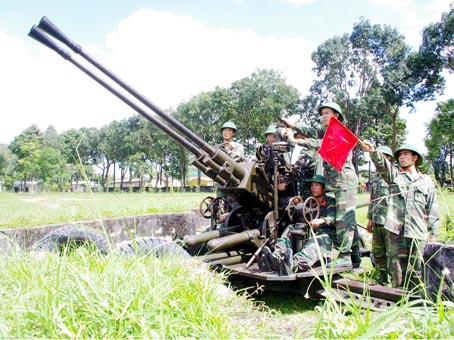 Học viên Trường đại học Nguyễn Huệ trong buổi huấn luyện súng phòng không 37 ly. (Ảnh do Trường đại học Nguyễn Huệ cung cấp)